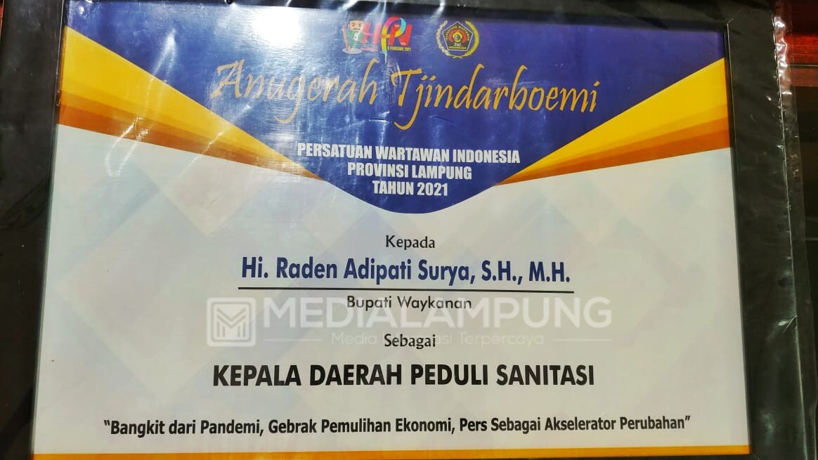 PWI Lampung Anugrahi Adipati Surya Penghargaan Tjindarboemi