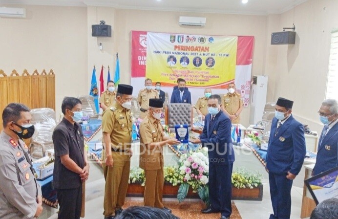 Peringatan HPN dan HUT PWI, Bupati Pringsewu Terima Dua Penghargaan