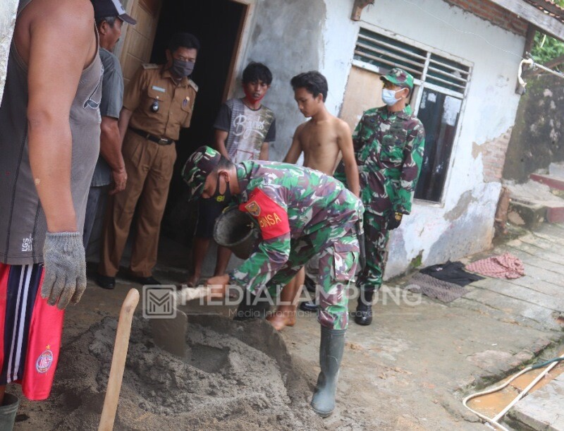 Wadanramil 410-01 Kunjungi Korban Longsor