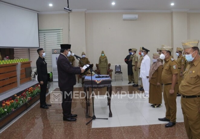 Sekdakab Pringsewu Lantik 35 Pejabat Administrator dan Pengawas