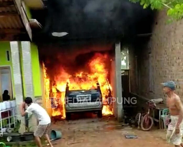 Diduga Akibat Korsleting, Satu Unit Mobil Ludes Terbakar 