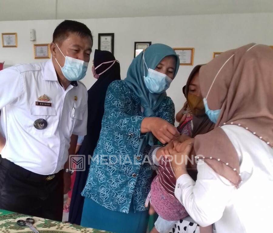 Pantau Posyandu, Peratin dan TP-PKK Pekon Balak Turut Berikan Vitamin 