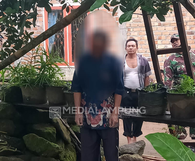 Heboh! Pria Paruh Baya Ditemukan Tewas Tergantung di Depan Rumahnya
