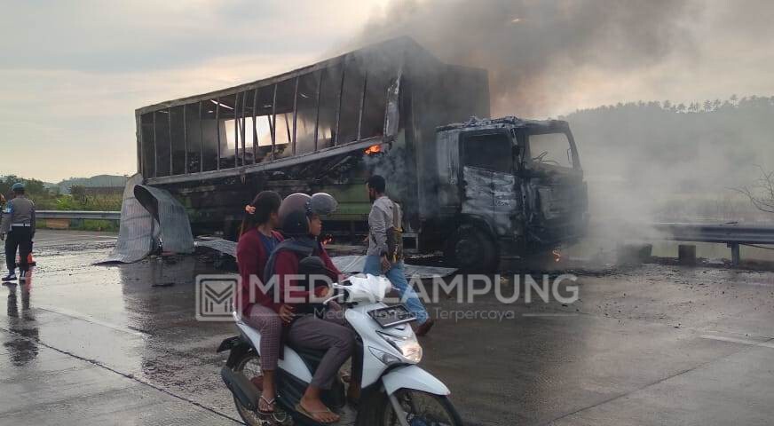 Turun dari Kapal, Truk Wingbox Hangus Terbakar