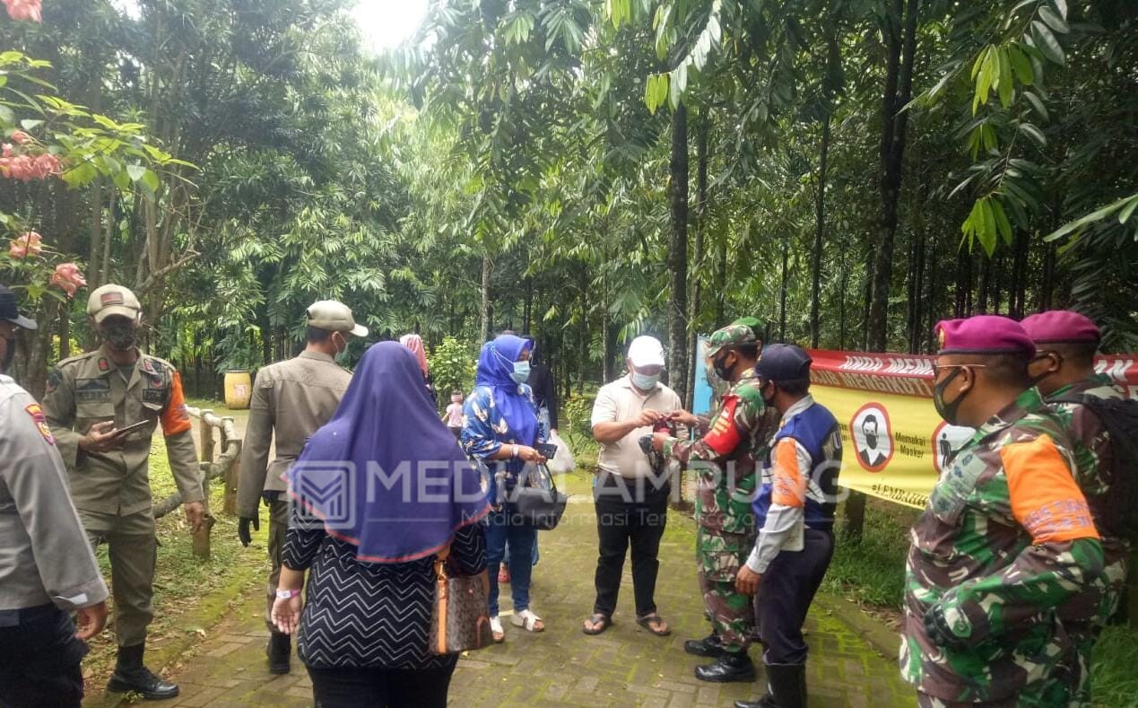 Babinsa Bersama Tim Satgas Terapkan Prokes di Tempat Wisata