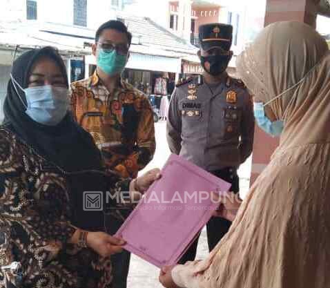 Minarni Serahkan Surat Sembuh Covid-19 kepada 4 Warga Waytenong 