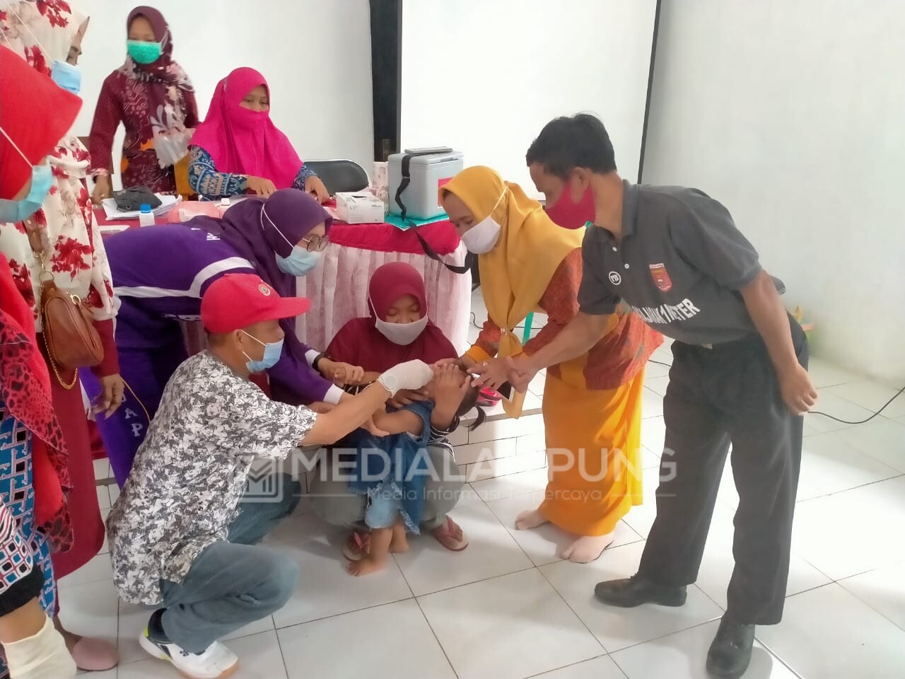 Camat Kebuntebu dan Istri Hadiri Pemberian Vitamin A Pekon Muarabaru