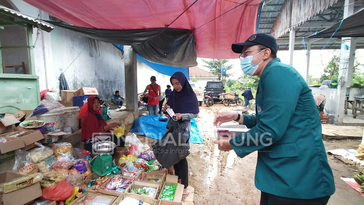 Mahasiswa KKN Unila Bagikan Masker di Pasar Pemda Blambangan Umpu