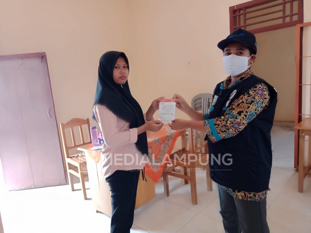 Kepala Kampung Gedung Harapan Bagikan Masker Gratis ke Warga