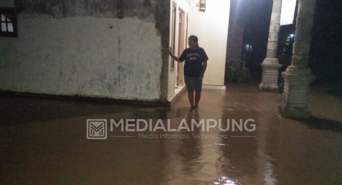 Banjir di Pekon Parerejo Hingga Setinggi Lutut Orang Dewasa