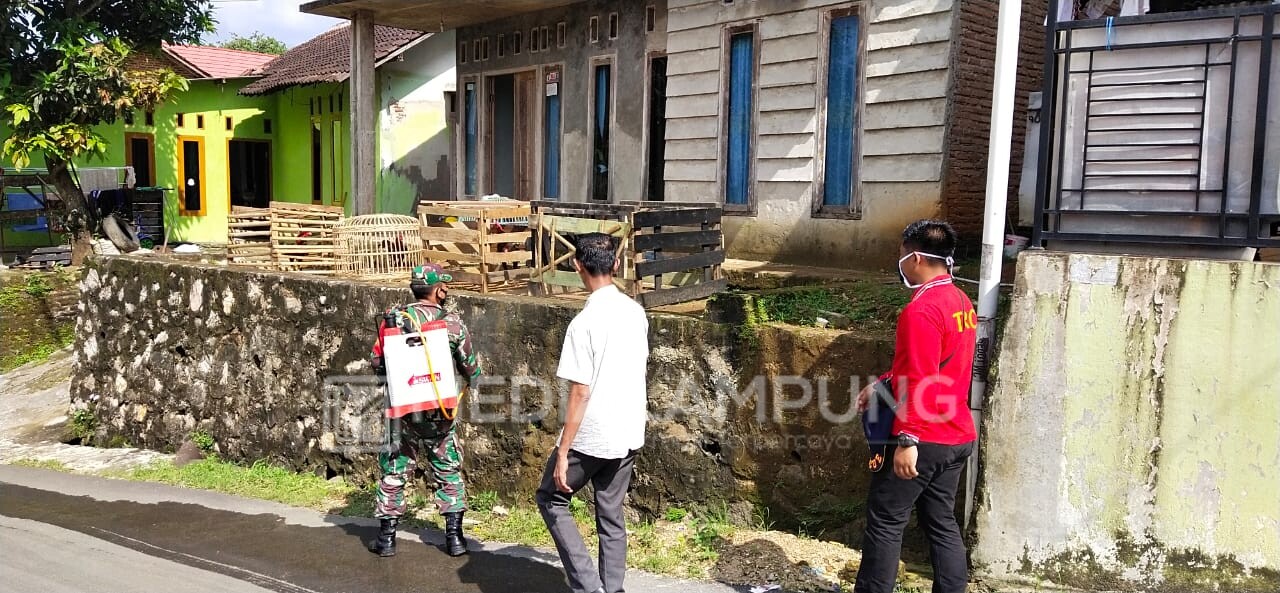 Babinsa Laksanakan Penyemprotan Desinfektan di Wilayah Binaan