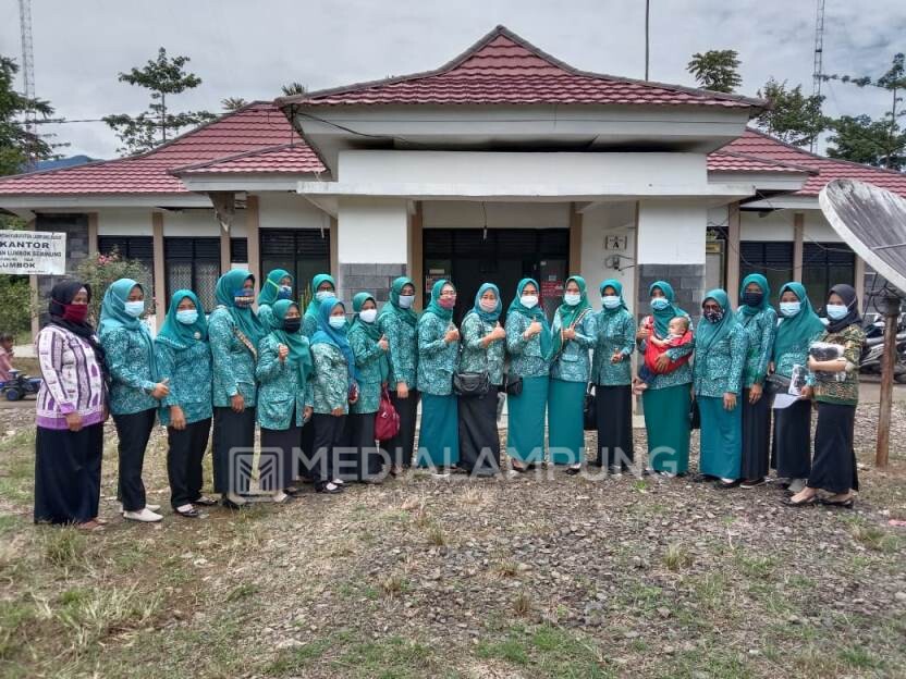 Dukung Penerapan Prokes, TP-PKK Lumbokseminung Bagikan Masker