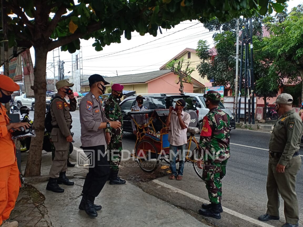 Babinsa Koramil Terapkan Prokes dan Bagikan Masker