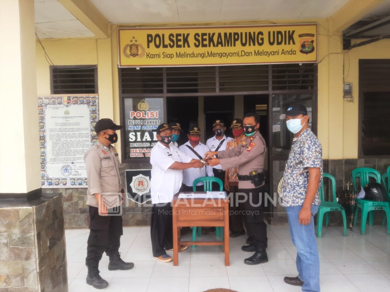 Kades Purwokencono Serahkan Senpi Rakitan ke Polsek Sekampungudik
