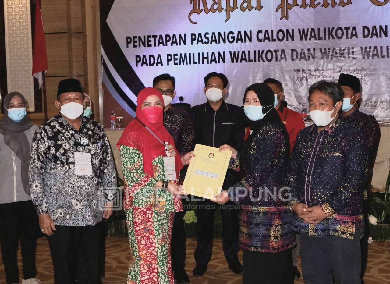 Ditetapkan Jadi Walikota dan Wakil Walikota Terpilih, Eva-Deddy Sujud Syukur 