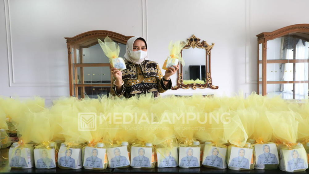 Jumat Barokah, Riana Sari Bagikan Minuman Sehat untuk Tenaga Medis Rumah Sakit