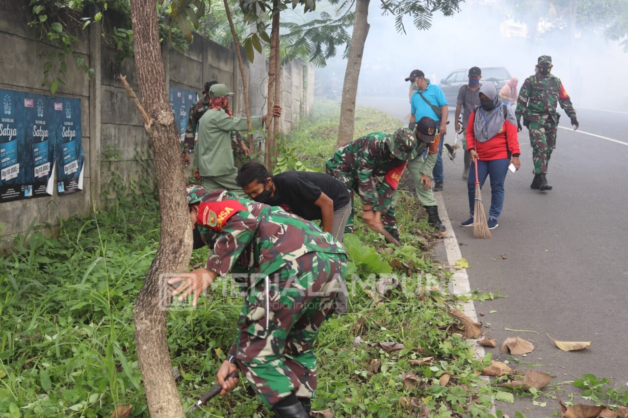 Anggota Kodim Bersama Perangkat Kelurahan Sumur Putri Gelar Jumat Bersih