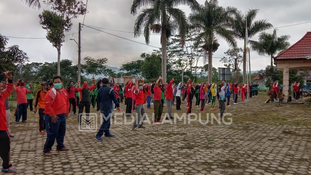 Camat Gedungsurian Senam Bersama Pegawai dan Masyarakat