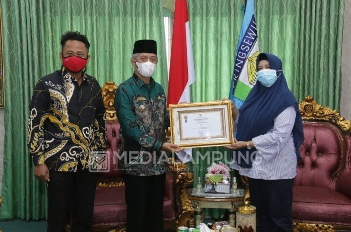 Mantap! Pemkab Pringsewu Terima Penghargaan dari Gubernur