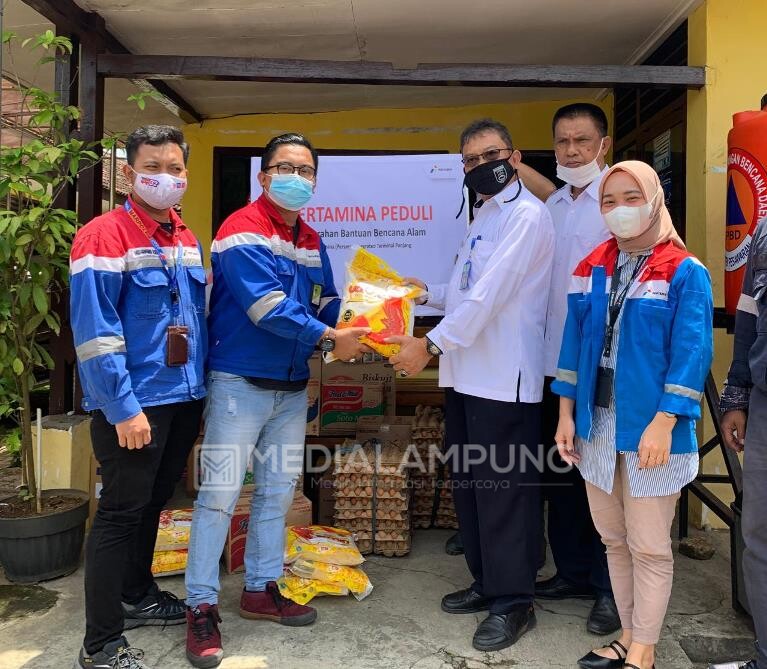 Pertamina Salurkan Bantuan Paket Sembako Kepada Korban Angin Puting Beliung