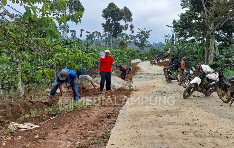 Warga Manggarai Timbun Bahu Jaling Baru Jadi Lebih Mantab