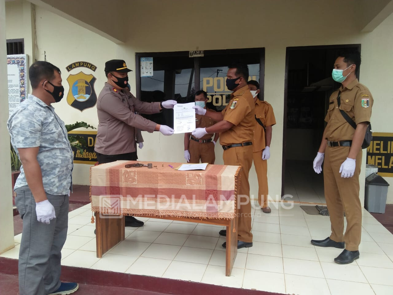 Warga Desa Mulyosari Serahkan Senpi Rakitan ke Polsek Bumi Agung