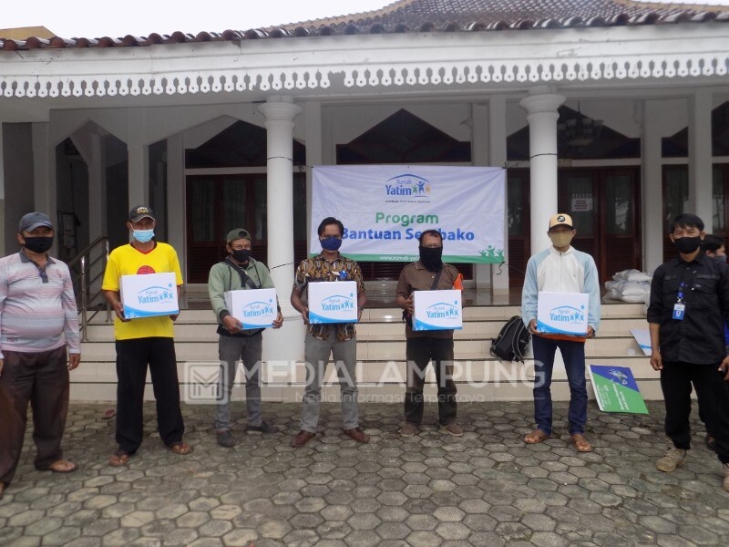 Relawan Rumah Yatim Bagikan Ratusan Paket Sembako kepada Warga Prasejahtera