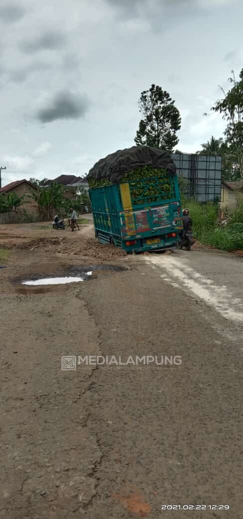 Kerusakan Jalan Poros Airhitam Bahayakan Kendaran