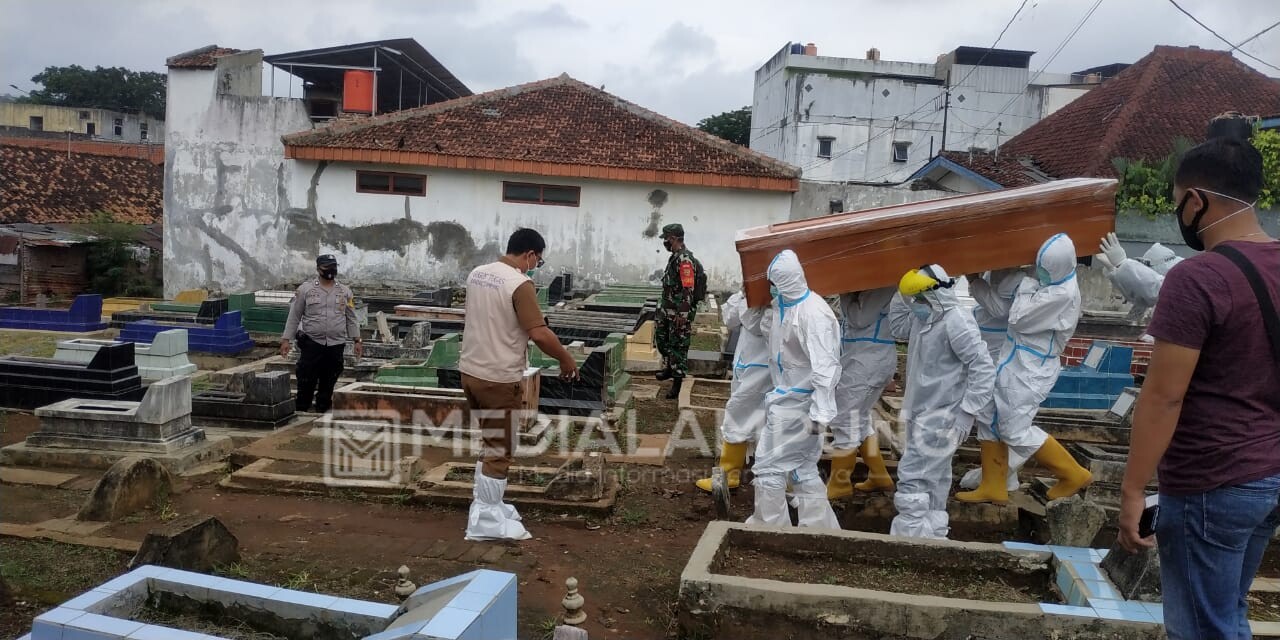 Babinsa Bersama Satgas Covid-19 Lakukan Prosesi Pemakaman