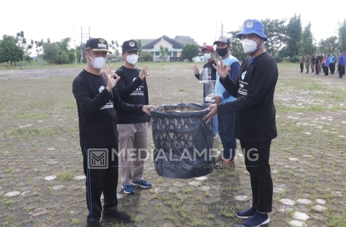 Peringatan HPSN, Sujadi Serahkan Penghargaan untuk Penggiat Lingkungan