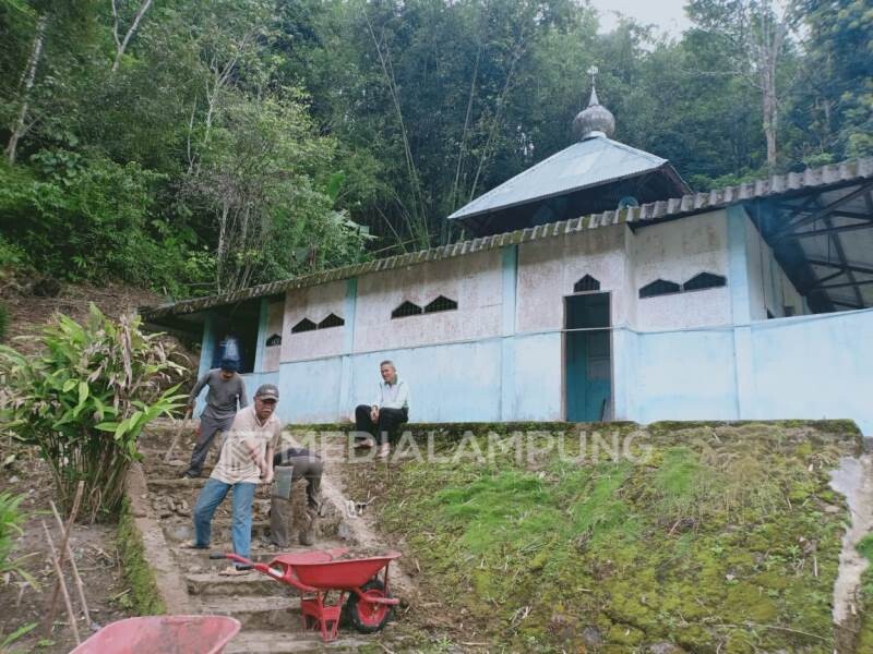 Warga Kampungsawah Bersihkan Lingkungan Masjid  