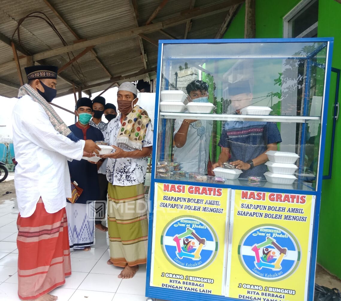 Komunitas Jumat Peduli Bagikan Makanan untuk Jamaah Masjid