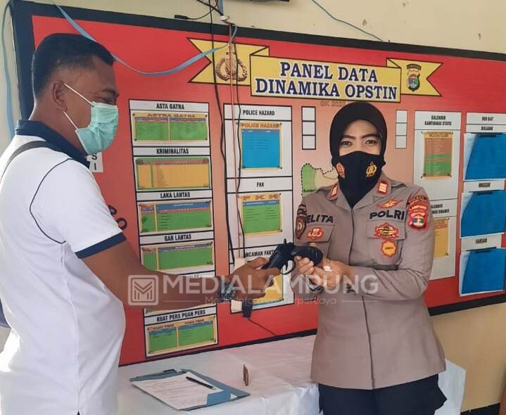 Polsek Metro Kibang Terima Penyerahan Senpi Dari Masyarakat