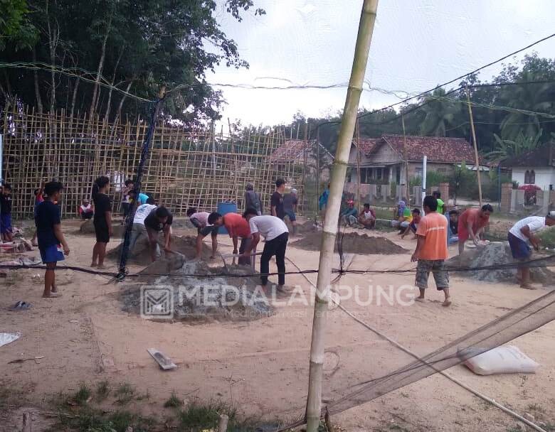 Pemuda Kampung Setianegara Gotong Royong Bangun Lapangan Voli