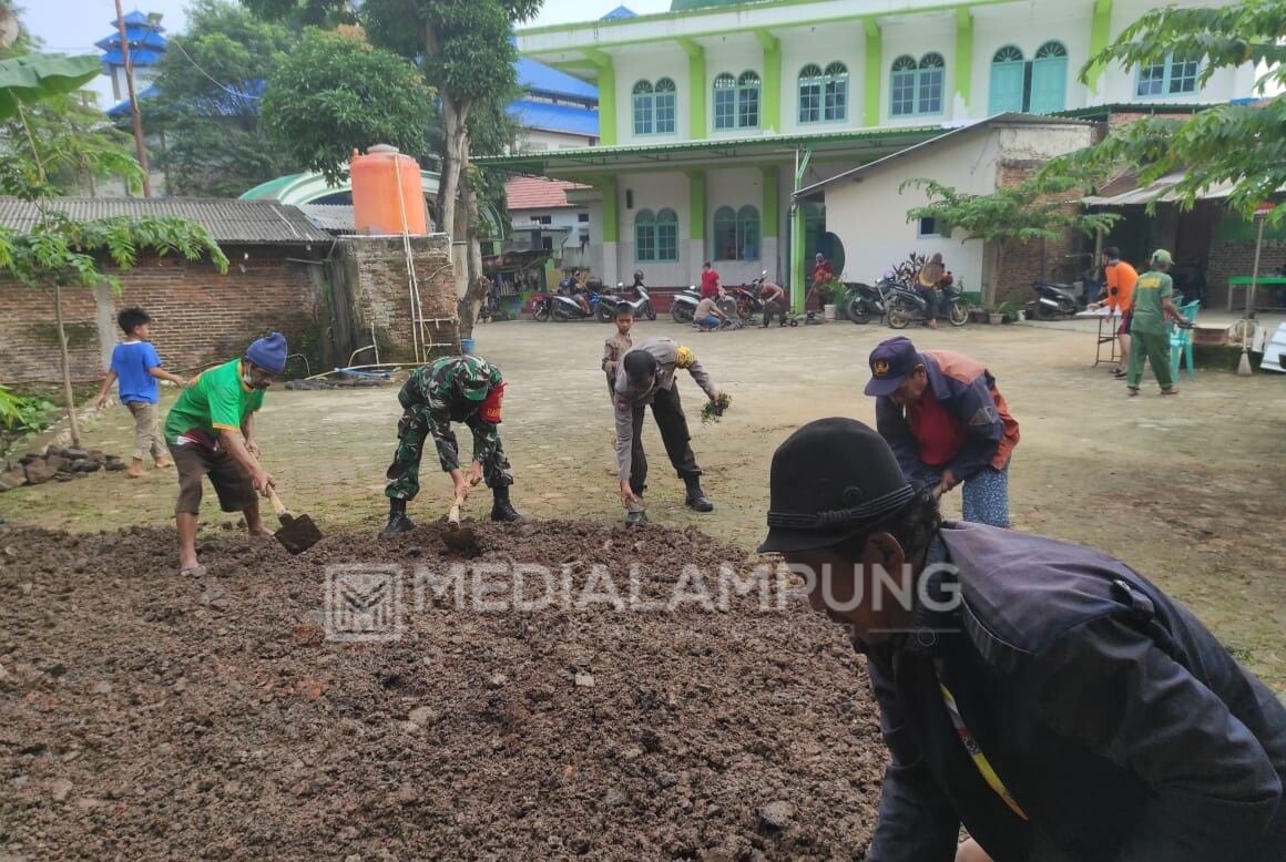 Ikut Gotong Royong Bersama Masyarakat