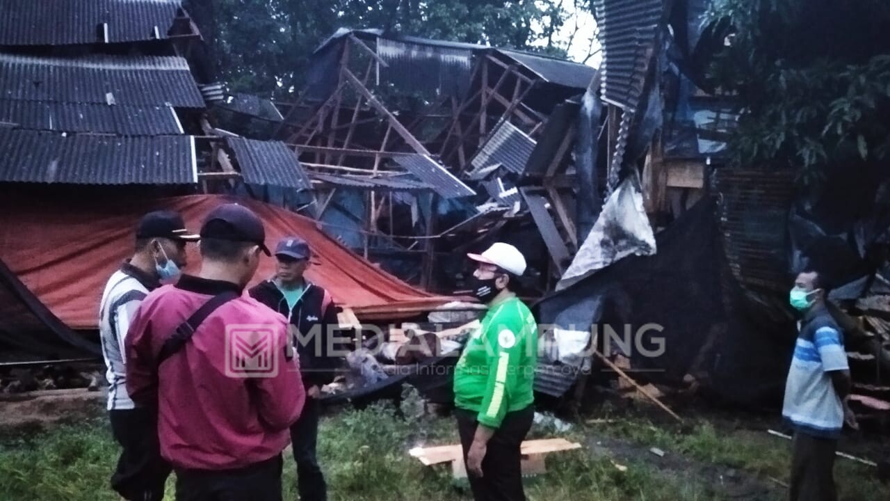Selain Rumah, Angin Kencang Juga Rusak Kendaraan Warga