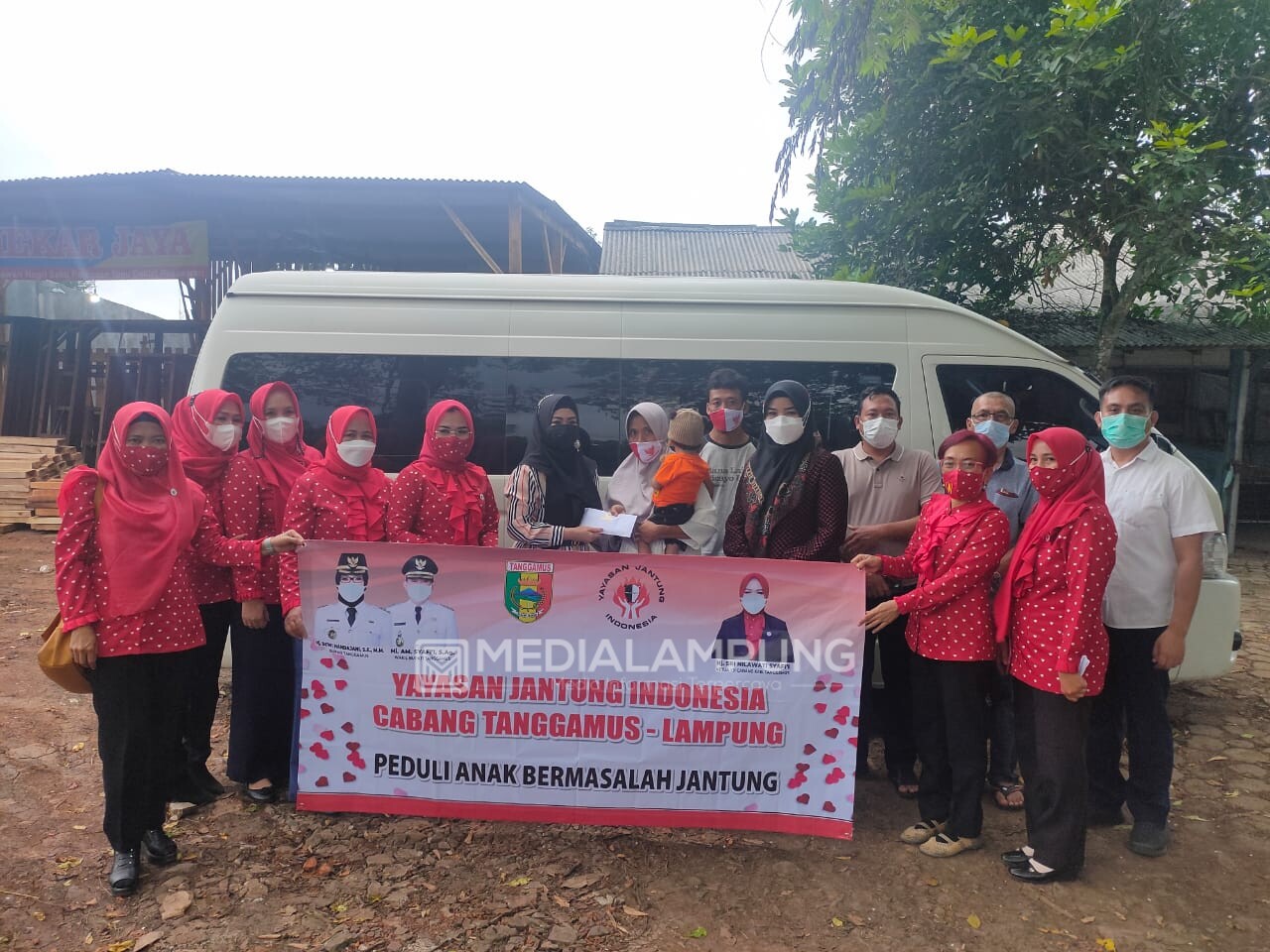 Bunda Dewi Lepas Bocah Penderita Jantung Bocor Untuk Berobat Ke Jakarta