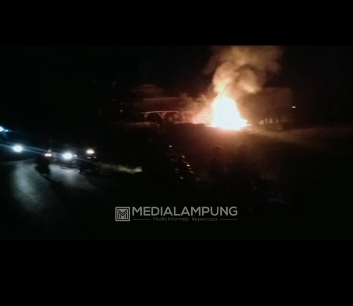 Butuh Sekitar 30 Menit, Kebakaran Panglong Kayu di Pringsewu Berhasil Dipadamkan