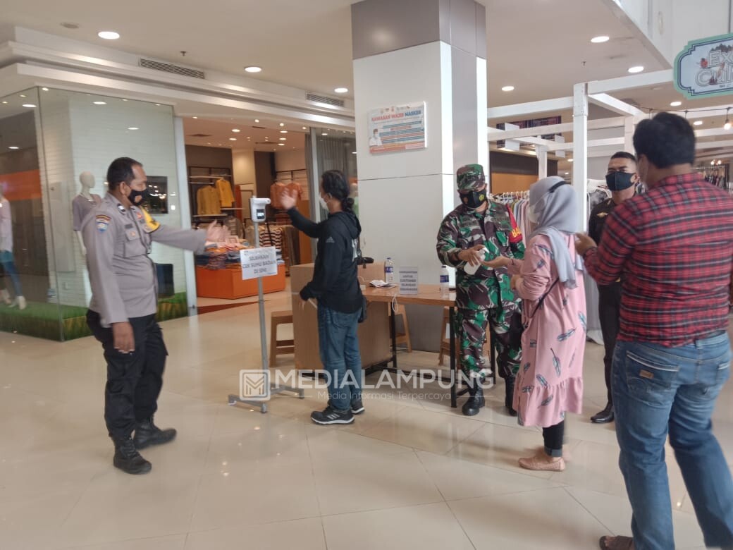 Babinsa Bersama Satgas Covid-19 Terapkan Prokes di MBK