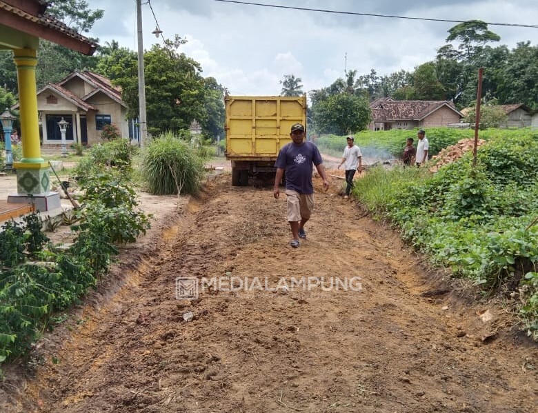 Warga Kampung Gisting Jaya Gotong Royong Perbaiki Jalan Rusak