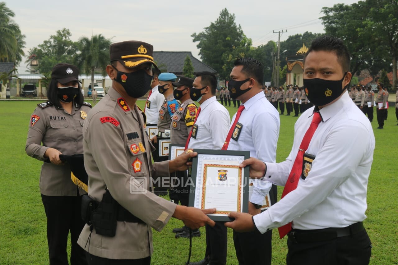 Polres Lamtim Beri Penghargaan untuk Personil Berprestasi