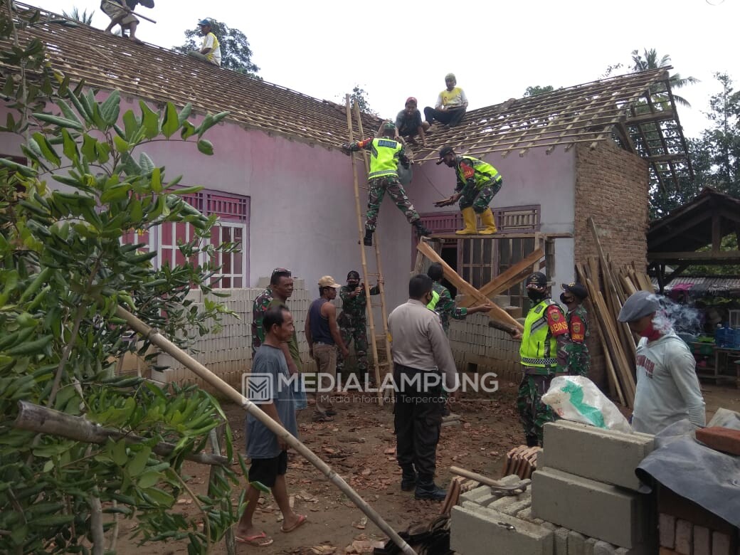 Total 99 Rumah Rusak Diterjang Angin Puting Beliung di Adiluwih