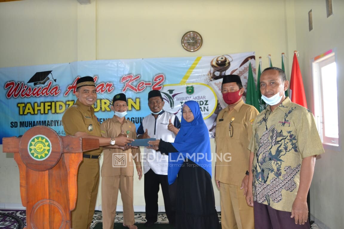 Wisuda Tahfidz Quran, Bupati Musa Serahkan Bantuan 100 Zak Semen