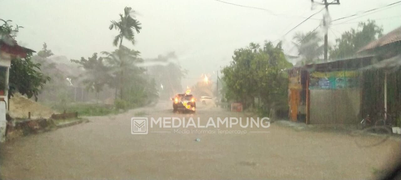 Diguyur Hujan Deras, Sejumlah Ruas Jalan di Pringsewu Tergenang
