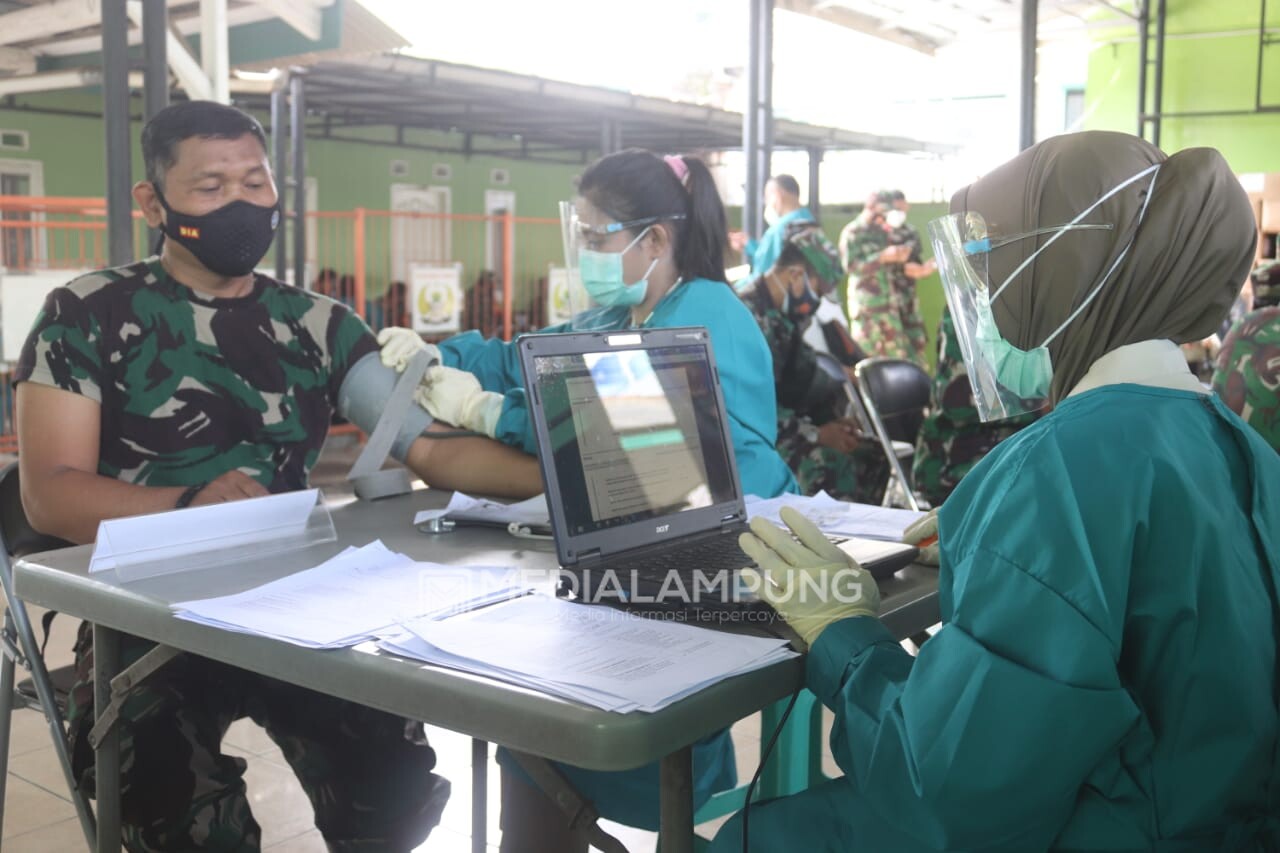 Personel Kodim Lakukan Vaksinasi Sinovac Tahap Pertama