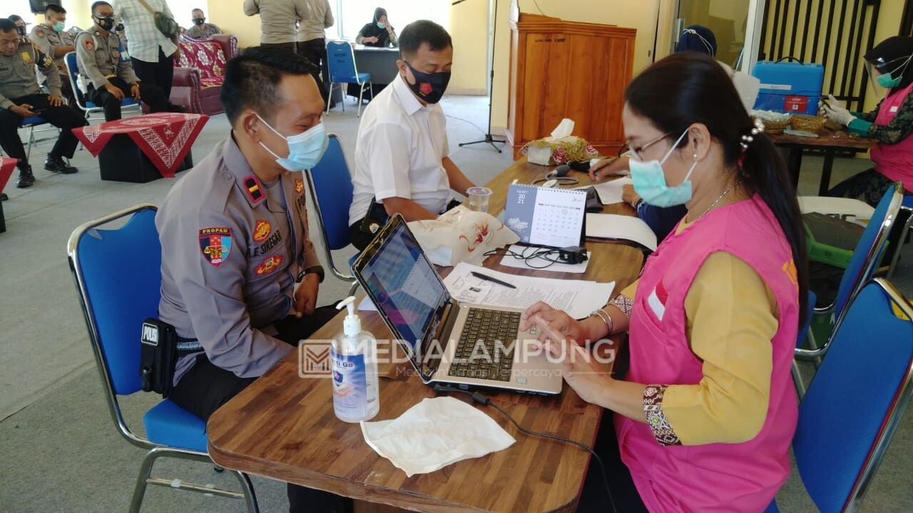 Personil Polres Lamtim Jalani Vaksinasi Covid-19