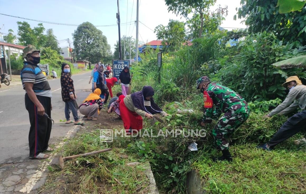 Ikuti Kegiatan Jumat Bersih Bersama Warga Binaan