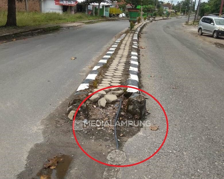Masyarakat Blambangan Umpu Cemaskan Kabel Tanam yang Muncul ke Permukaan Jalan