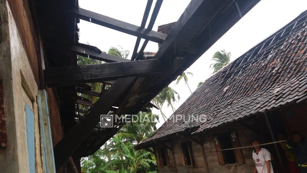 Diterjang Angin Puting Beliung, Belasan Rumah Warga Rusak