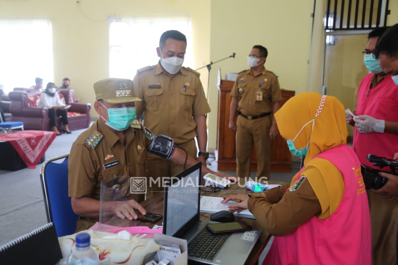 Bupati dan Wabup Lamtim Jalani Vaksinasi Covid-19